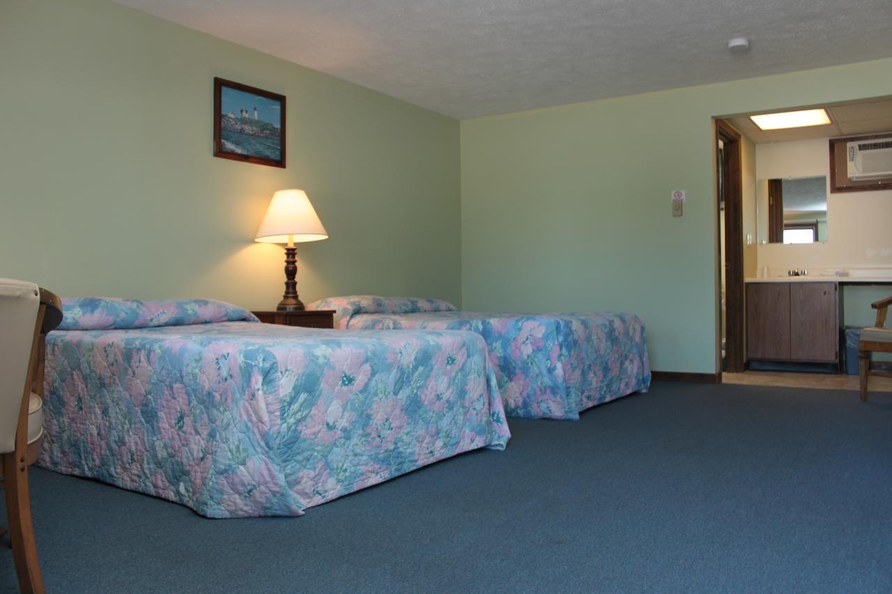 Inn Between The Beaches & Villager York Exterior photo